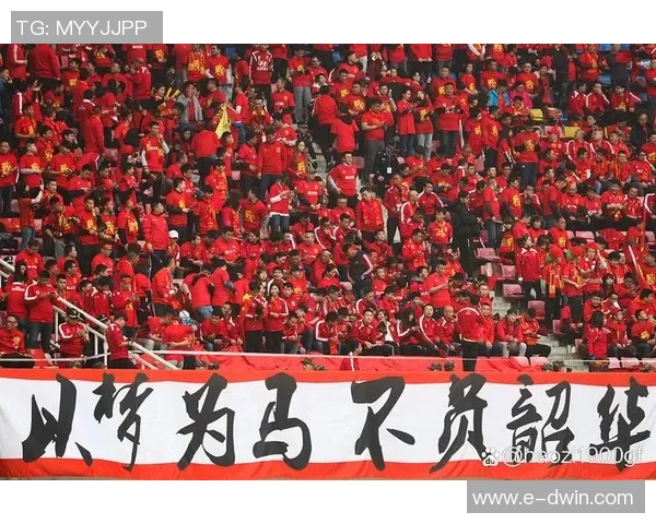 足球明星向球迷传递信心与希望共筑梦想之路